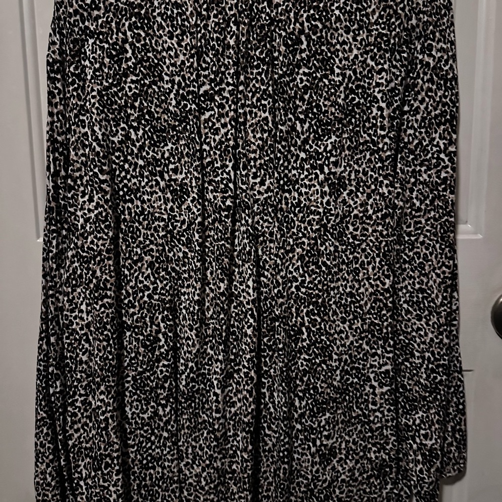 Chic Black and White Leopard Print Blouse - Picture 2 of 2